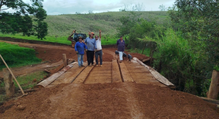 Prefeitura de Lagoa Formosa finaliza construção de mais uma ponte na região de Mataburrinhos 