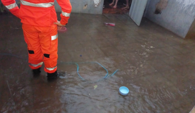 Patos de Minas - Chuvas intensas mobilizam Corpo de Bombeiros com alagamentos, risco de desabamento e resgate de família
