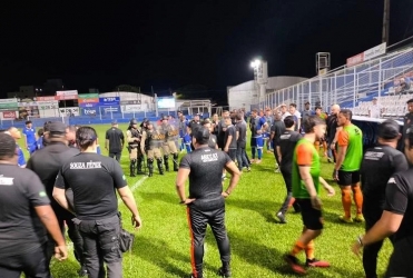 Amistoso entre URT e ABECAT termina em confusão no estádio Zama Maciel; em Patos de Minas 