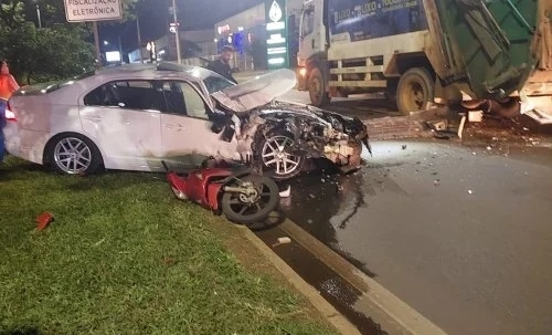 Motociclista fica ferida em acidente envolvendo três veículos na Avenida JK em Patos de Minas 
