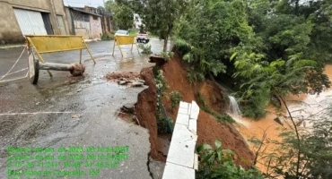 Patos de Minas - Deslizamento às margens do Rio Paranaíba interdita rua no bairro Santa Terezinha