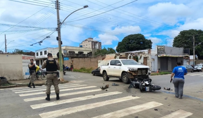Motorista de caminhonete invade parada obrigatória em Patos de Minas, atinge motocicleta e duas pessoas ficam feridas 