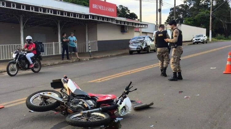 Patos de Minas - Motociclista fica gravemente ferido após acidente na Rua Major Gote