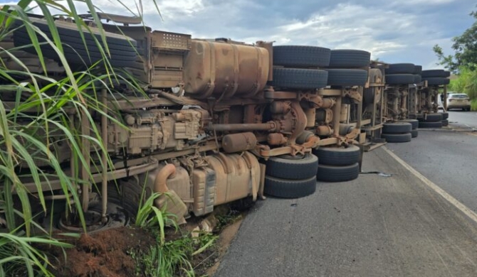Rio Paranaíba - Carreta tomba na curva do Belvedere e deixa carga espalhada na BR-354, VEJA VÍDEO