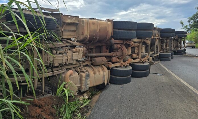 Rio Paranaíba - Carreta tomba na curva do Belvedere e deixa carga espalhada na BR-354, VEJA VÍDEO