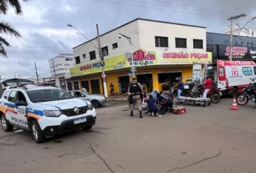 Patos de Minas - Motociclista fica ferido após carro avançar sinal em cruzamento da Major Gote com Avenida Piauí