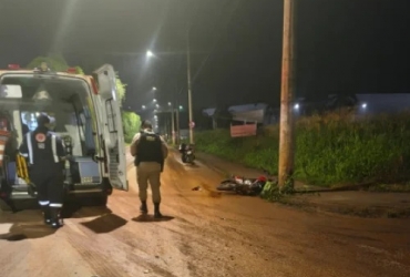 Motociclista fica ferido em Patos de Minas; após perder controle e bater em árvore na Avenida Fátima Porto