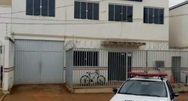 Indivíduo armado com faca invade residências em Lagoa Formosa e causa ferimento em um morador 