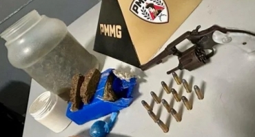 Patos de Minas - Homem é preso com arma carregada e grande quantidade de drogas no bairro Nossa Senhora de Fátima
