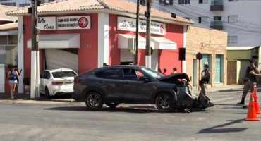 Condutora avança sinal vermelho e provoca grave acidente, em Patos de Minas
