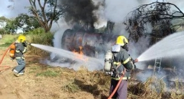Carreta carregada com óleo vegetal é incendiada após acidente na BR-365, no município de Patrocínio