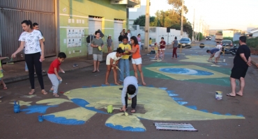 Moradores do bairro Santa Cruz (Coelho) em Lagoa Formosa pintam rua com as cores do Brasil em referência à Copa do Mundo 2026 