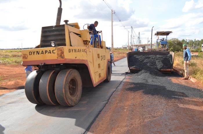 Prefeitura de Lagoa Formosa realiza pavimentação de principal Rua do Distrito Industrial