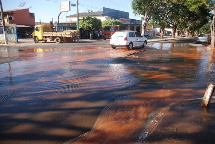 Adutora de água rompe e deixa asfalto danificado na Avenida Paranaíba