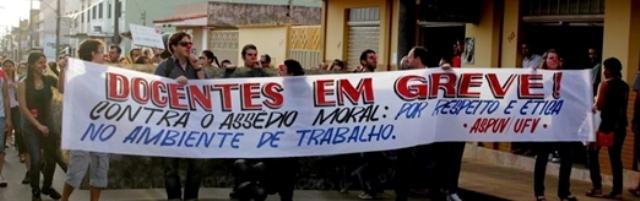 Professores e estudantes da UFV/Campus Rio Paranaiba fazem manifestação 