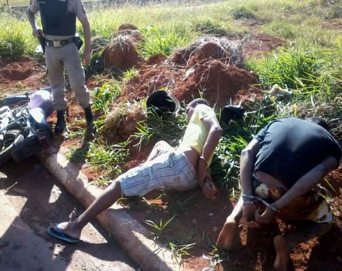 Homens em motocicleta com chassi raspado e sem placa de identificação são presos em Carmo do Paranaíba