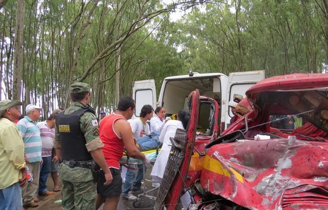 Acidente envolvendo caminhões deixa motorista gravemente ferido no perímetro urbano de Carmo de Paranaíba