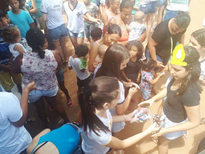 JUFRA de Lagoa Formosa distribui 50 mil unidades em chocolates e balas neste domingo de Pascoa