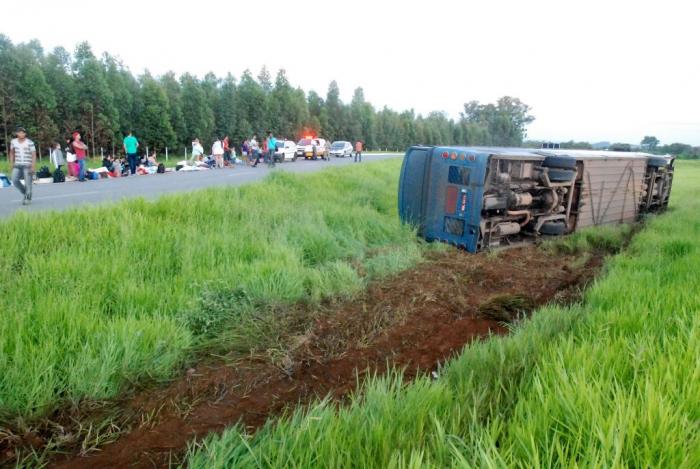 Ônibus irregular capota próximo a Brejo Bonito e deixa várias pessoas feridas