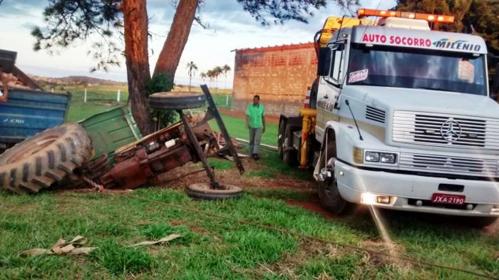 Trator cai dentro de buraco em fazenda próxima a Presidente Olegário e operador escapa sem ferimentos