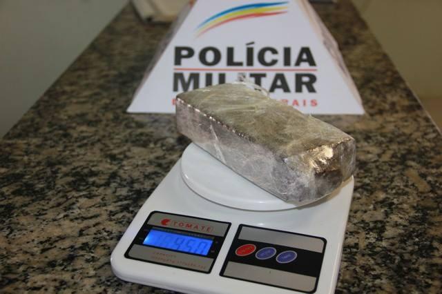 Polícia Militar de Presidente Olegário apreende aproximadamente meio quilo maconha e prende suspeitos após fuga e perseguição