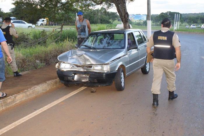 Leite derramado de bitrem que tombou no trevo de Lagoa Formosa provoca acidente com veículo de passeio