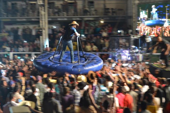  Mesmo com duas horas de atraso show de Fernando e Soracaba agita público da Festa do Feijão