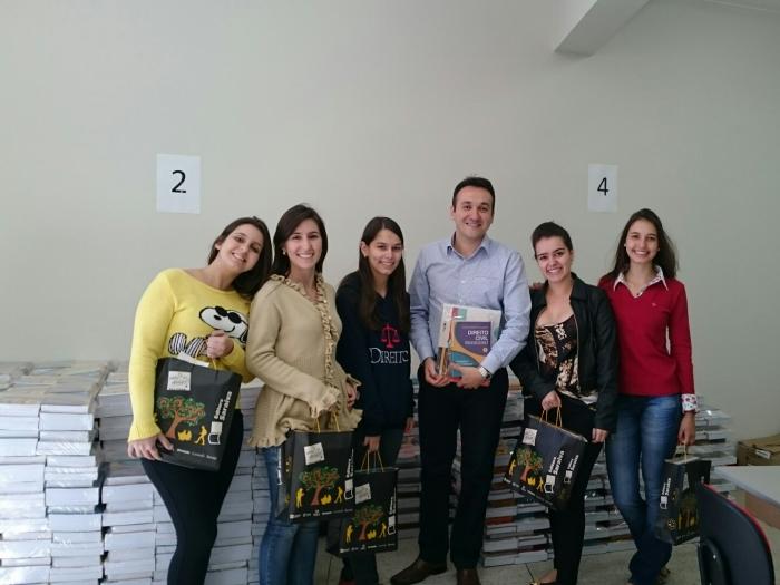 Alunos do curso de Direito do Centro Universitário de Patos de Minas recebem livros da Editora Saraiva