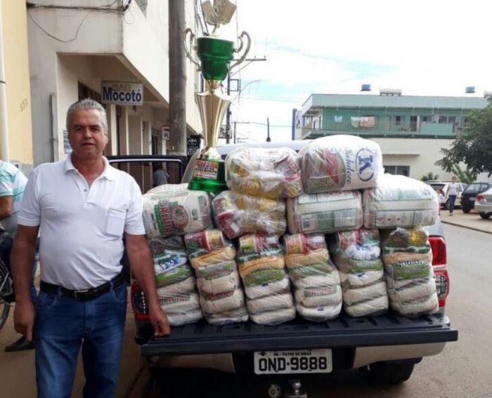 Campeão do torneio de truco da Festa do Feijão usa prêmio para comprar cestas básicas e faz doações