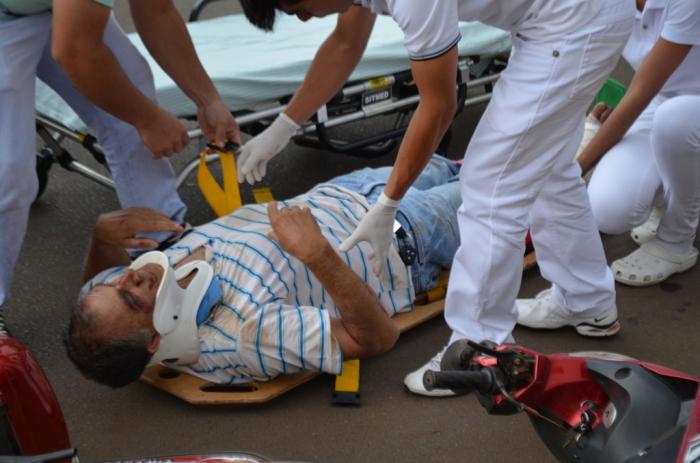 Motoqueiro fica ferido em acidente envolvendo dois veículos no centro de Lagoa Formosa