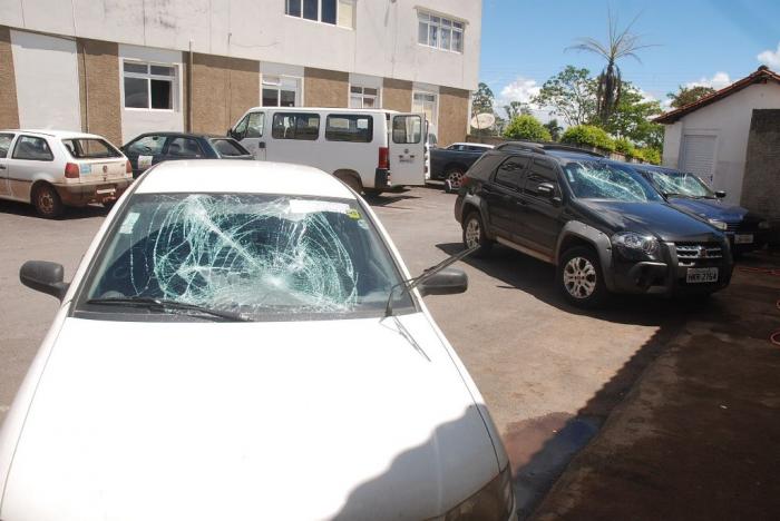 Vândalos destroem veículos da prefeitura e orelhões em Serra do Salitre