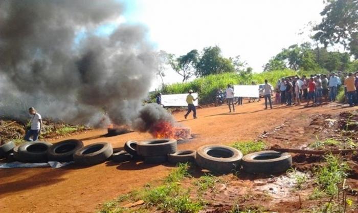 Produtores Rurais de Monte Carmelo fazem manifestação por asfaltamento da LMG-746