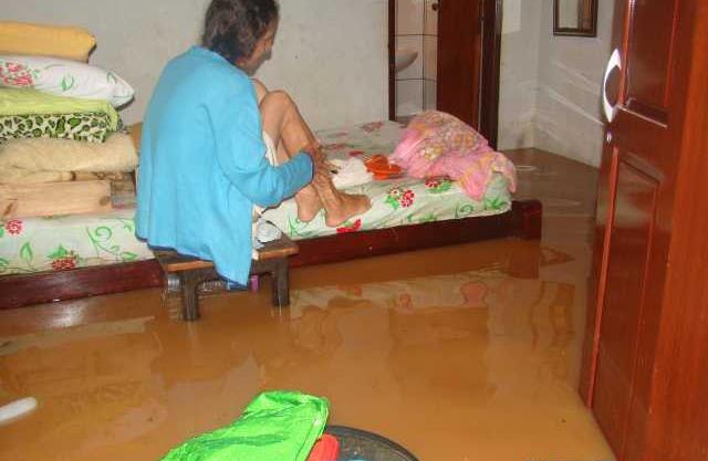 Chuvas castigam cidade de Presidente Olegário e moradores tem casas inundadas