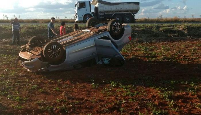 Idoso cochila ao volante sai da pista e capota veículo na MG-410 no município de Presidente Olegário