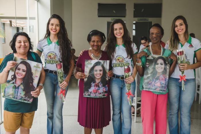 Candidatas ao título de rainha da festa do feijão de Lagoa Formosa fazem visita a Casa de Repouso