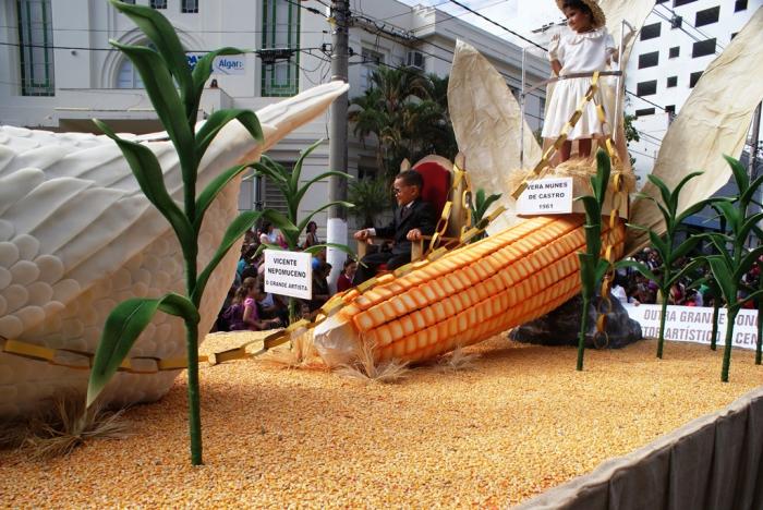 Aproximadamente 20 mil pessoas participaram da festa em comemoração aos 122 anos da cidade de Patos de Minas