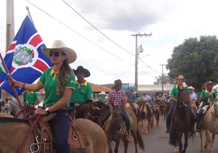 Primeira cavalgada do bem da APAE de Lagoa Formosa tem participação de centenas de cavaleiros