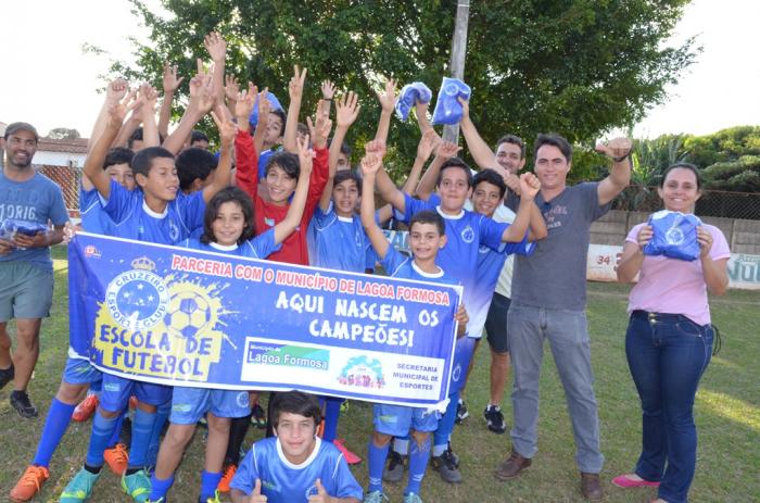 Secretaria de Desenvolvimento Social de Lagoa Formosa realiza entrega de 270 uniformes para a Escolinha do Cruzeiro