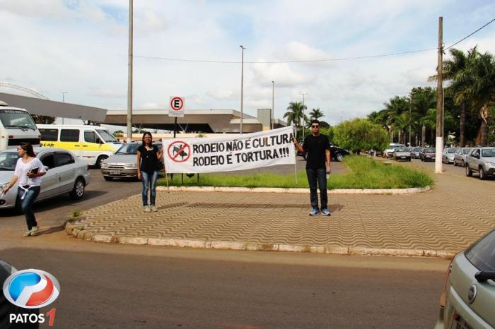 Manifestantes realizam passeata no Centro de Patos de Minas contra maus tratos de animais e realização de rodeios em touros e cavalos