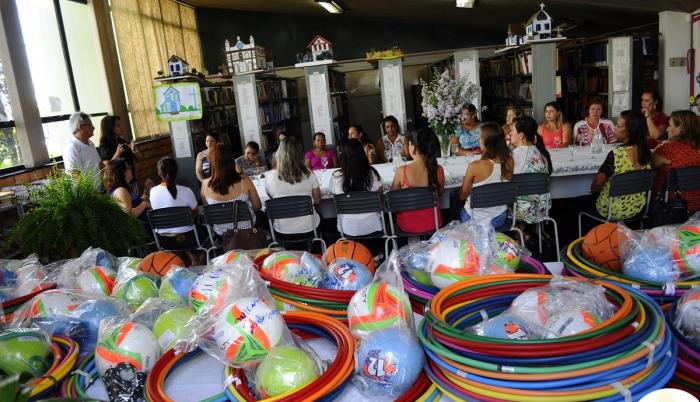 Kits esportivos são distribuídos nas escolas da rede municipal de ensino em Carmo do Paranaíba