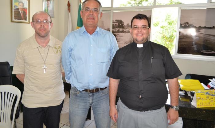 Prefeito de Lagoa Formosa recebe em seu gabinete novo pároco e vigário para café da manhã de boas vindas