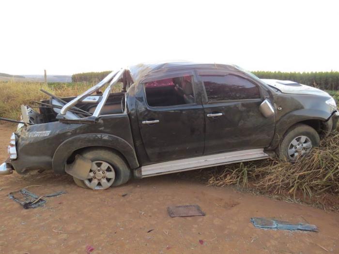 Bandidos armados roubam HILUX no centro de Carmo do Paranaíba, capotam veículo e fogem deixando refém ferida dentro do automóvel