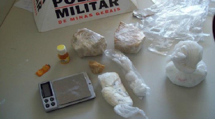 Polícia Militar de Carmo do Paranaíba apreende 400 gramas de crack em bar de Portugês