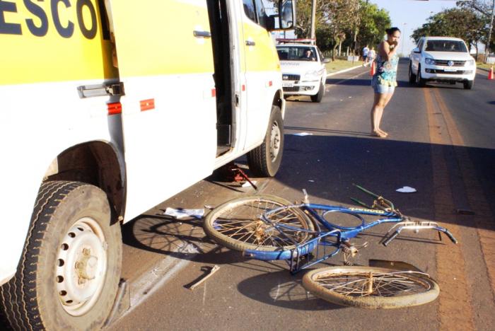 Van Escolar de Lagoa Formosa atropela estudante na Avenida JK na cidade de Patos de Minas