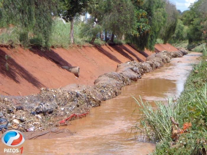 Temporal que caiu em Patos de Minas arranca proteção de tela do córrego do monjolo