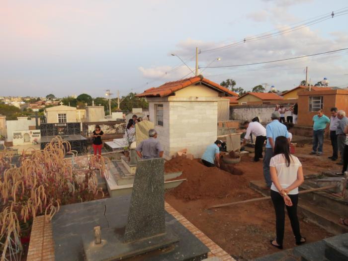 Coveiro esquece de sepultamento em Carmo do Paranaíba e família de defunta é obrigada a realizar o trabalho