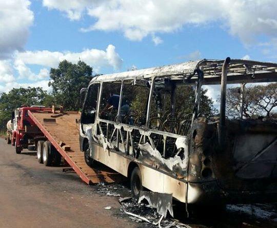 Micro-ônibus transportando professores da cidade de Lagoa Formosa incendeia na estrada vicinal de Monjolinho