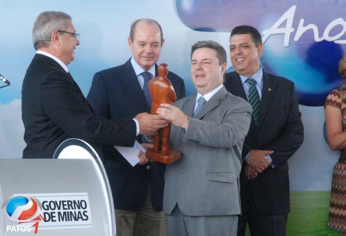 Em visita a Patos de Minas Governador Anastasia recebe estátua esculpida por escultor de Lagoa Formosa