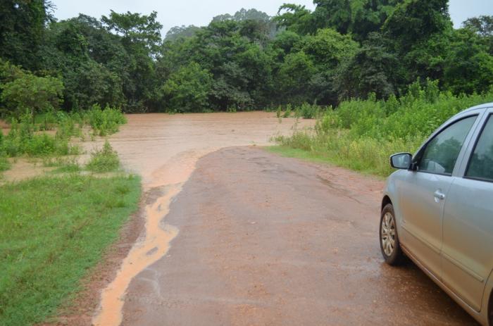 Córrego Babilônia na cidade de Lagoa Formosa transborda e interdita passagens para várias fazendas do município