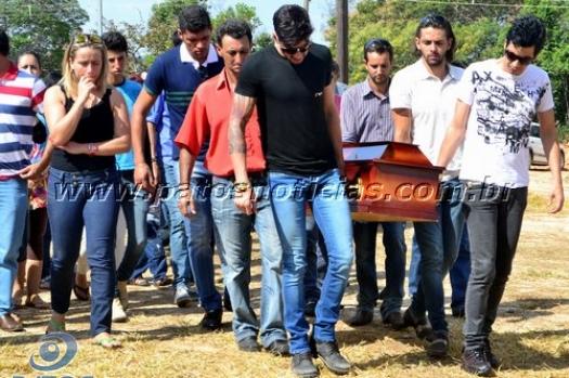 Irmã de Gusttavo Lima é enterrada em Presidente Olegário